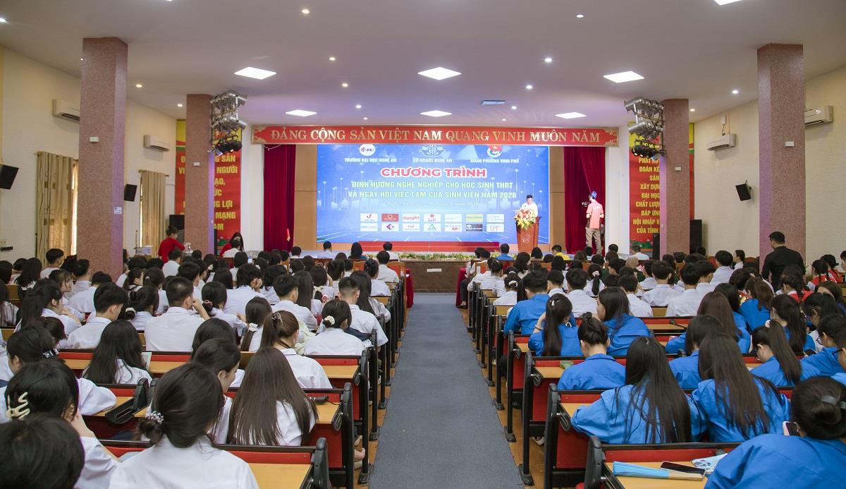Trường Đại học Nghệ An tham gia Chương trình Tư vấn tuyển sinh – Hướng nghiệp 2026 do Báo Tuổi Trẻ tổ chức tại Nghệ An